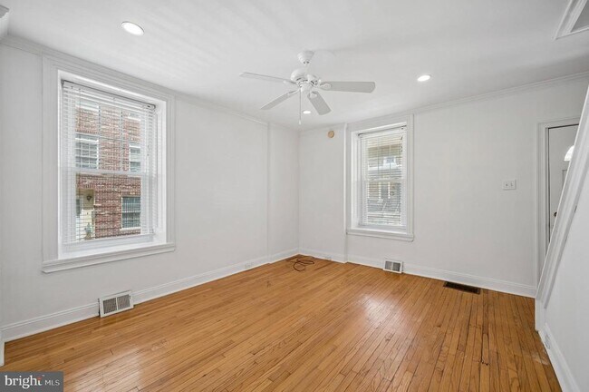 Building Photo - 447 Dupont St