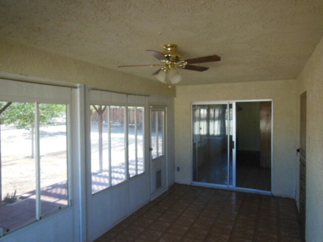 Building Photo - Quiet neighborhood and great views!