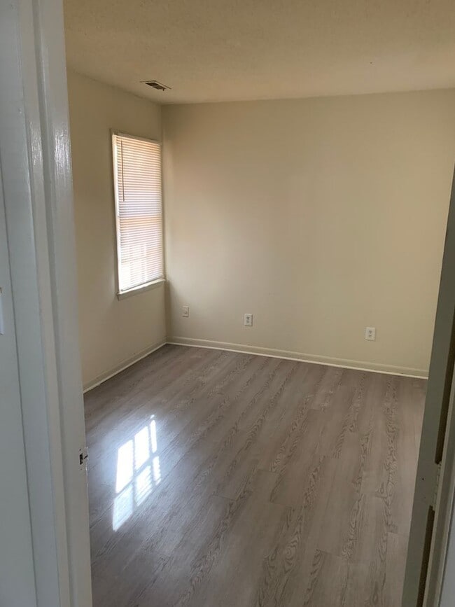 Building Photo - PRE-LEASING SUMMER/FALL 2026 ~ Woodall Apartments ~ 1 Bedroom blocks from NCSU Campus