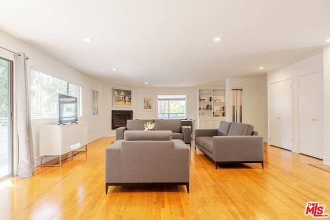 Building Photo - 110 N Barrington Ave