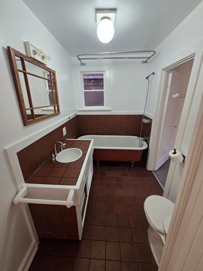 Building Photo - Beautiful Lower Level Unit in Pt. Richmond, CA