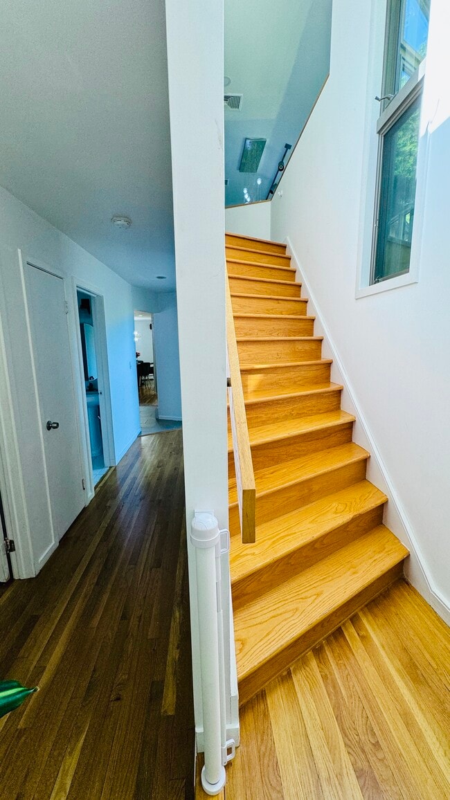 Building Photo - 96 Old Pascack Rd