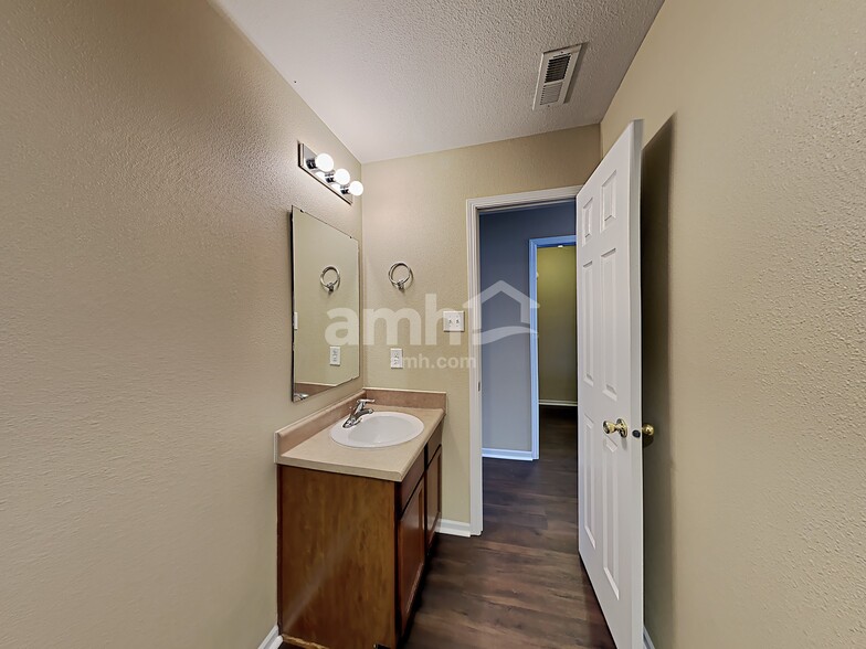 Building Photo - 502 Bourneside Dr