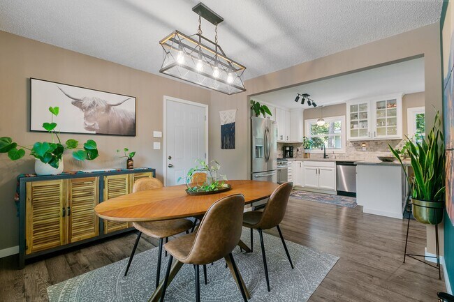 Building Photo - Charming 3 Bedroom Home Golden Valley