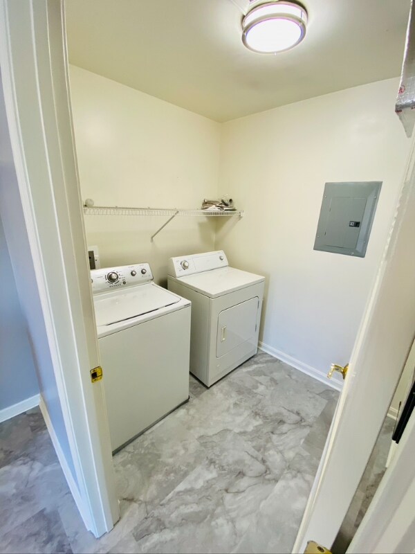 Building Photo - 131 Oriole Ct