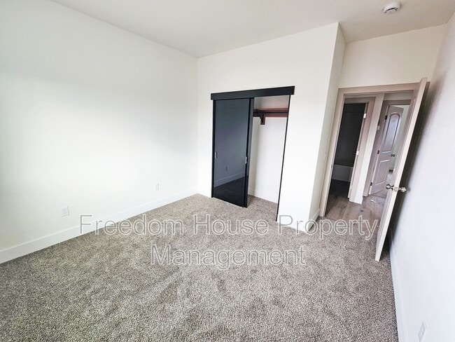 Building Photo - 1340 Arrowhead St