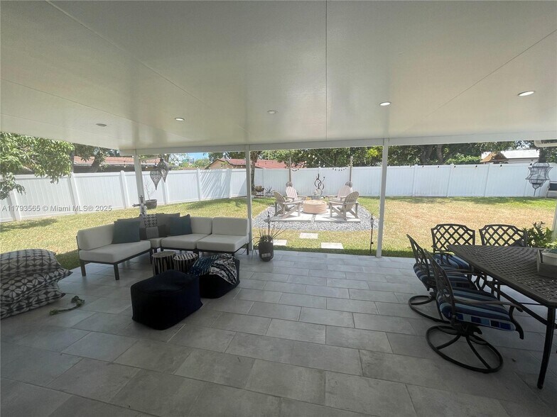 Building Photo - 9770 SW 85th Ter