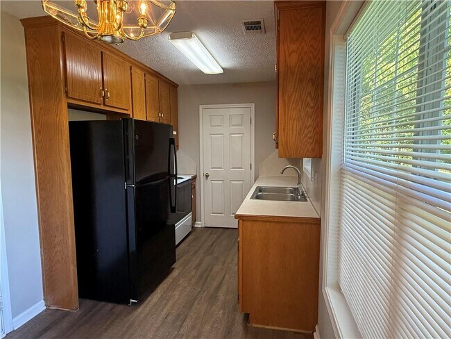 Building Photo - 6079 Daffodil Dr