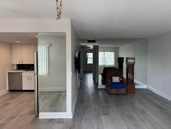 Building Photo - 2039 Rexford A