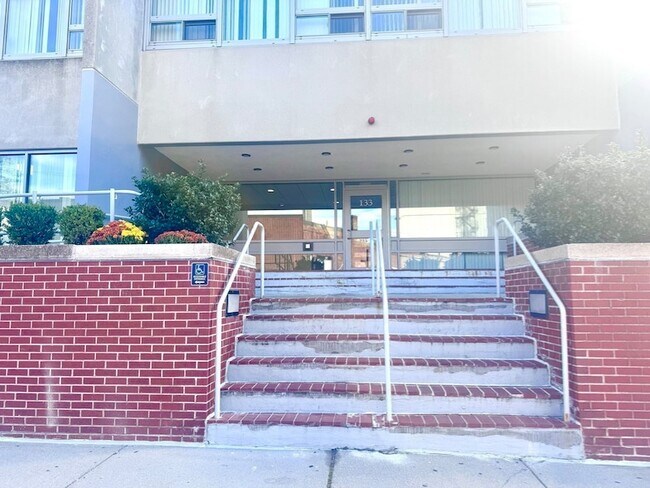 Building Photo - 133 Park St