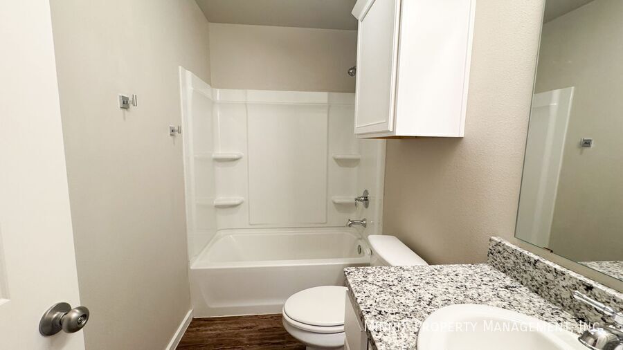 Building Photo - 2010 Kenwood Ave