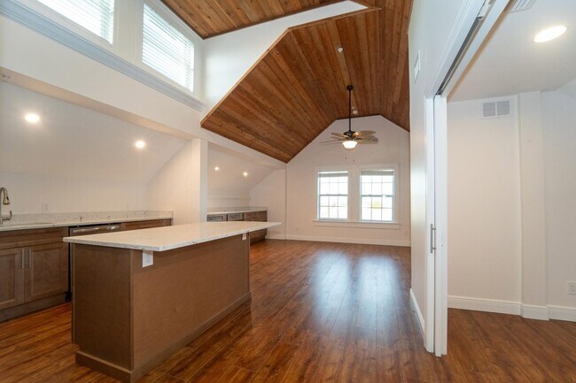 Building Photo - 11 Aviles St