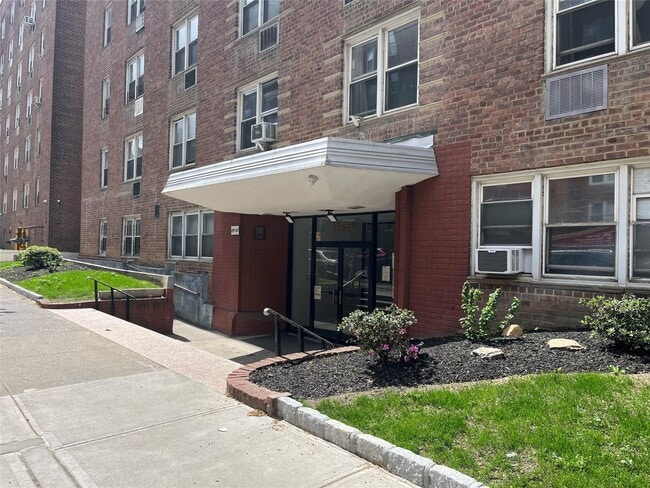 Building Photo - 140-65 Beech Ave