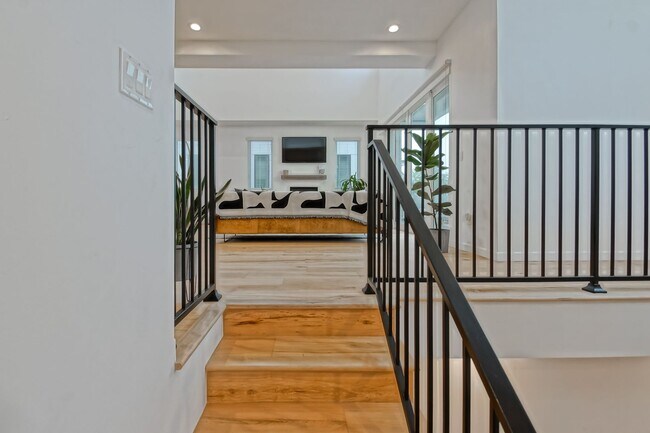 Building Photo - Custom, Modern & Spacious Tri-Level Home w...