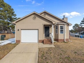 Building Photo - Updated Single Family Home in Fayetteville!