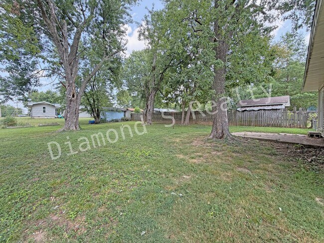 Building Photo - Howard Duplex