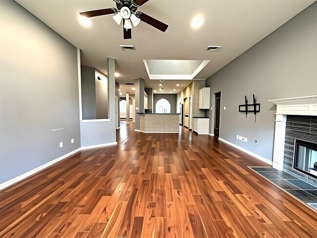 Building Photo - 1423 Greenway Village Dr