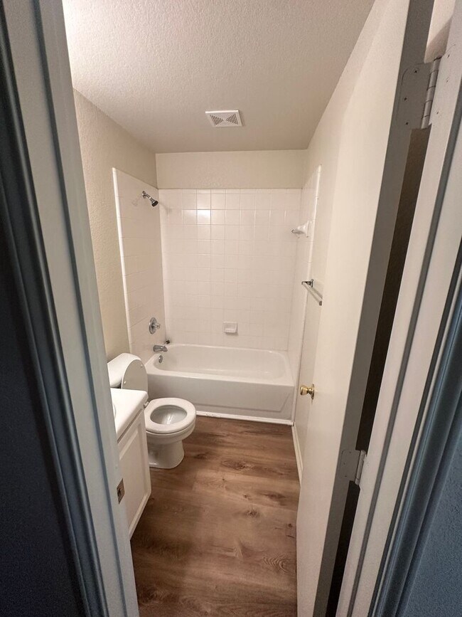 Building Photo - 3/2/2 in a quiet neighborhood located right in the heart of Weatherford.