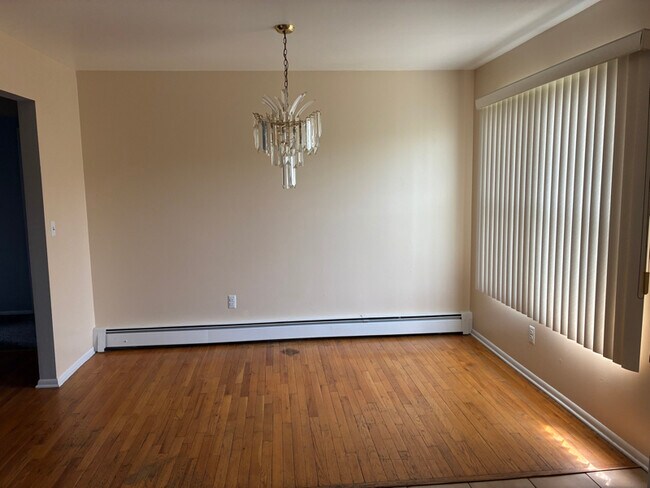 Building Photo - 136 Maple Ave