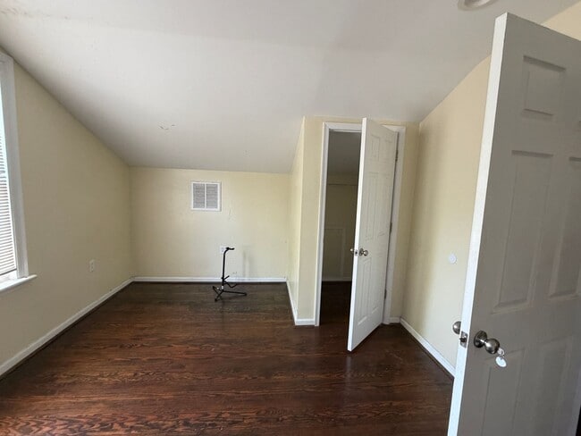 Building Photo - 3 / 4 Bedroom Home