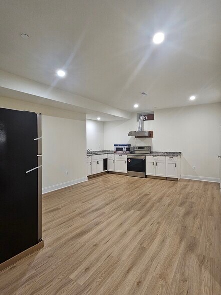 Building Photo - 204 N Van Buren St