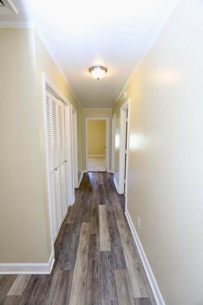 Building Photo - 549 Pringle Dr