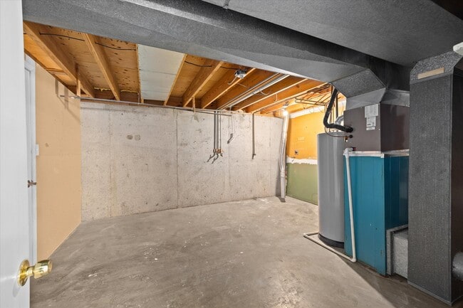 Building Photo - 6 Manor Dr