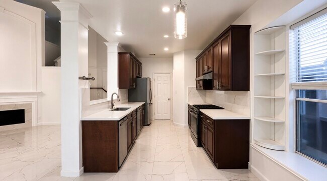 Building Photo - 423 Blossomwood Dr