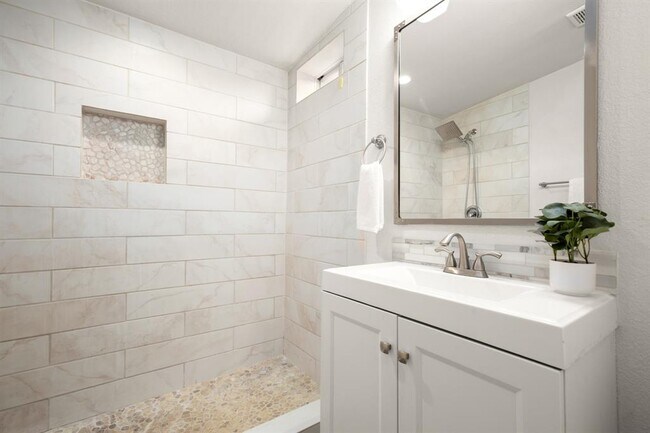 Building Photo - 918 W 3rd St