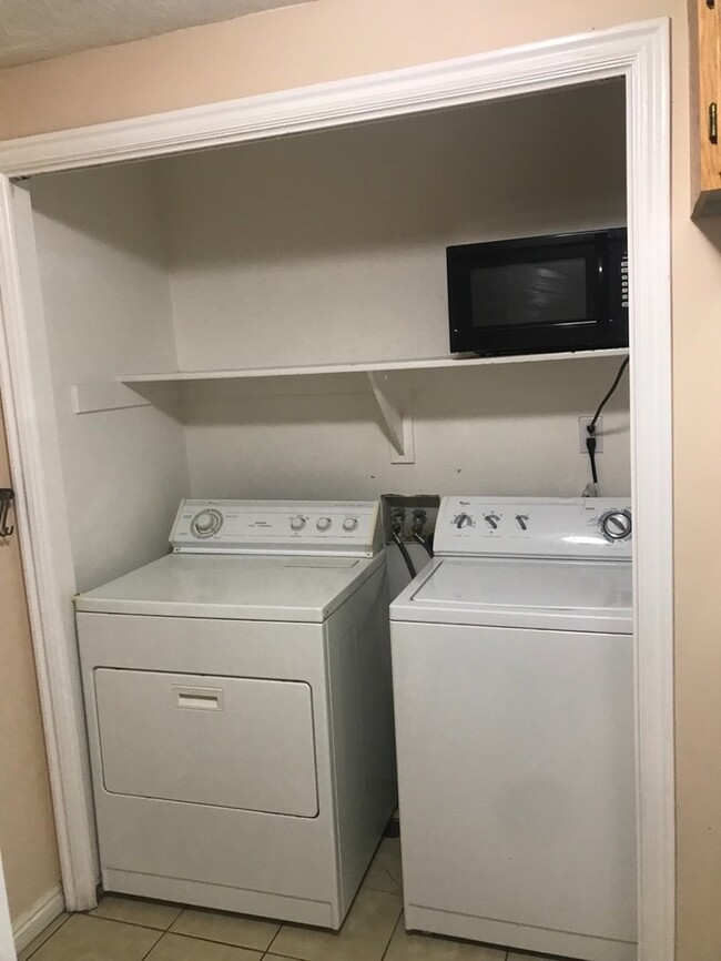 Building Photo - Adorable Basement Apartment in Central Orem