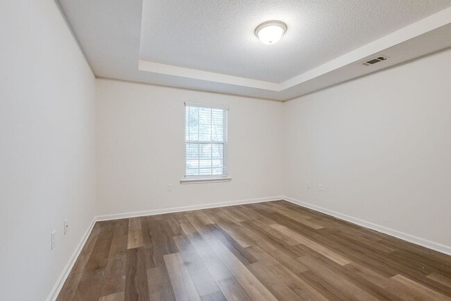 Building Photo - Spacious 3BR Townhome with Main-Level Primary Suite
