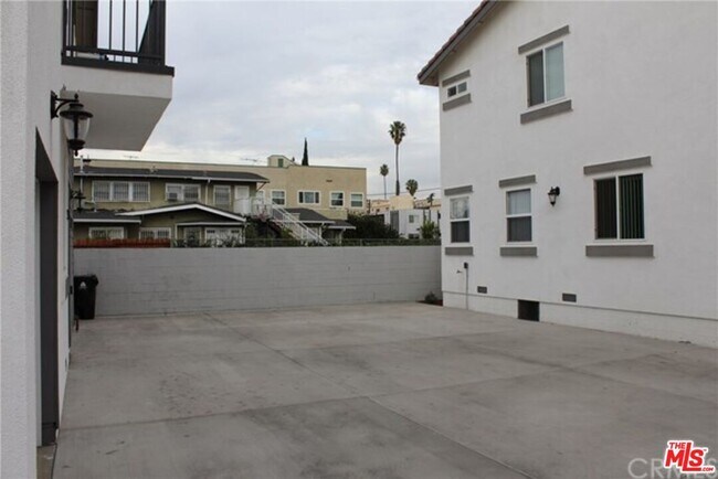 Building Photo - 963 Wilton Pl