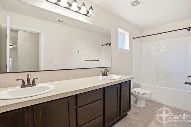 Building Photo - 15205 NE 102nd Way