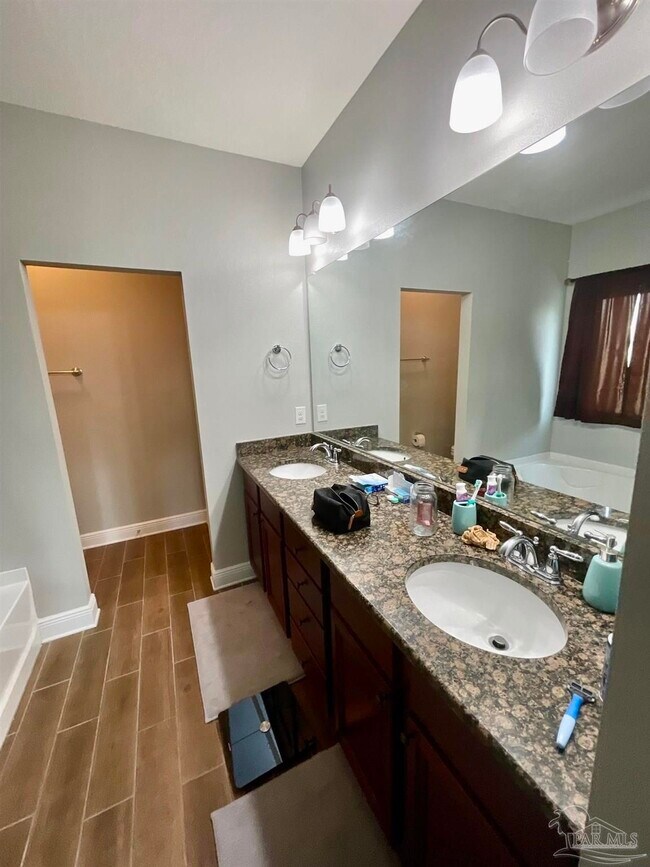 Building Photo - 4632 Dupont Cir