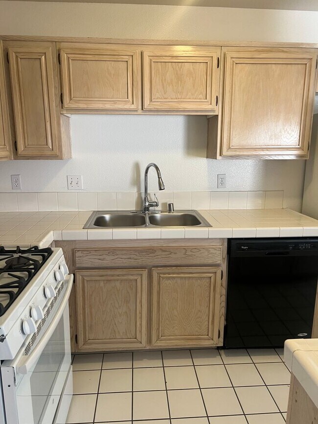 Building Photo - 3 Bedroom 2 Bathroom Townhome for Rent in Palmdale