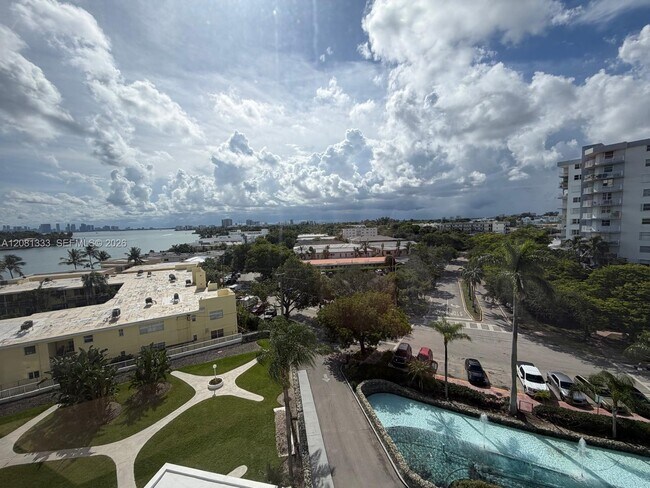 Building Photo - 900 Bay Dr