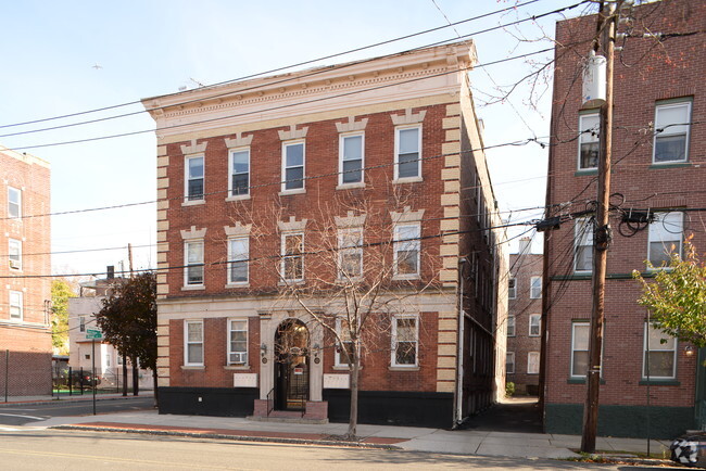 Primary Photo - 97 Pine St