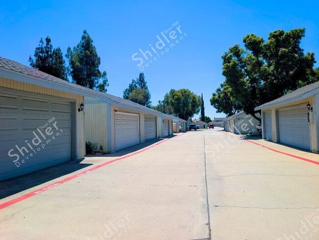 Building Photo - 2 Bed 1 Bath No one Above You