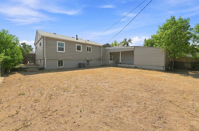 Building Photo - $2,590.95 with $300 Off The First Month's Rent, 4 Beds - 2 Bath, Single Family Home in Denver wit...