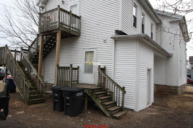 Building Photo - Large 3 - Bedroom Duplex in Oshkosh