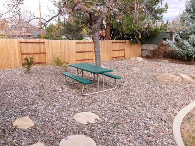 Building Photo - Beautiful 3 bedroom, 2 bath home w/4-car t...