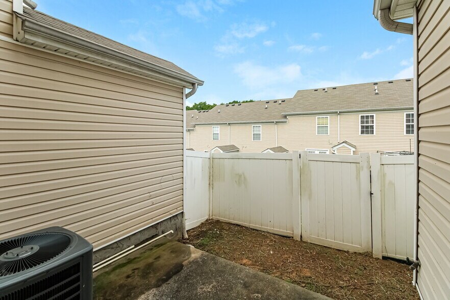 Building Photo - 8015 Logan Dr