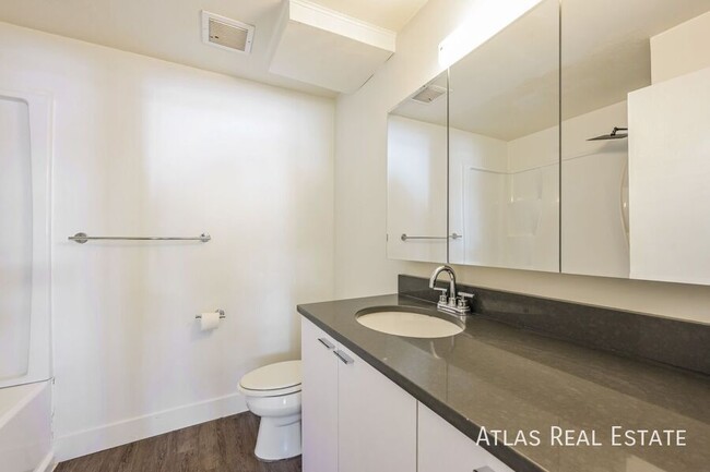 Building Photo - Modern Private 2 Bedroom Apartment - Washe...