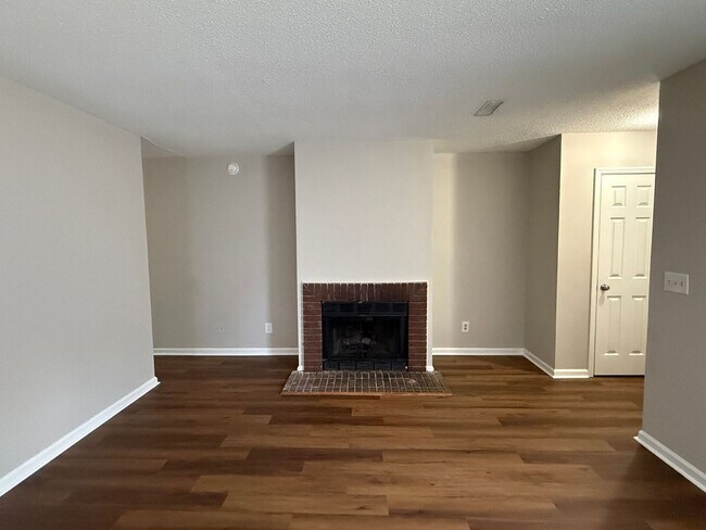 Building Photo - Fully Renovated 2 bed/ 2 bath Duplex! Available Now!