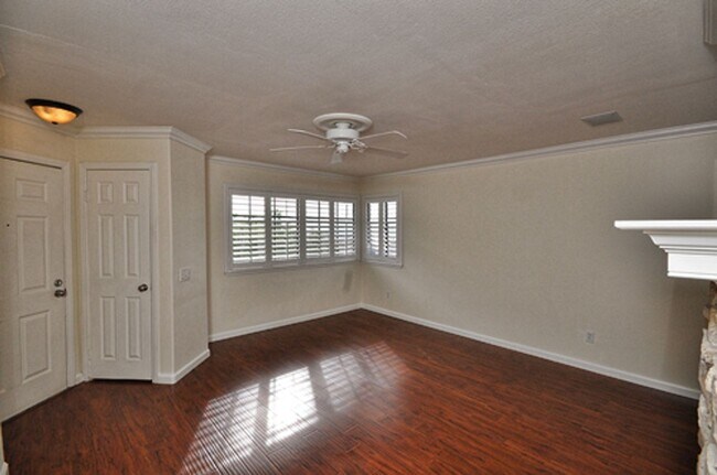 Building Photo - Immaculate Upper End 1 Bed 1 Bath Condo in...