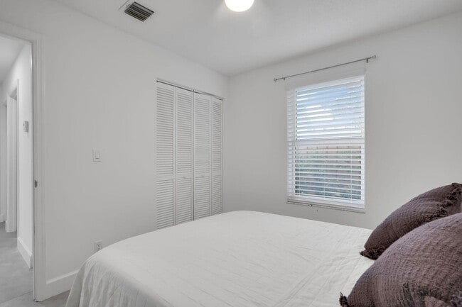 Building Photo - 604 SE 4th Ave