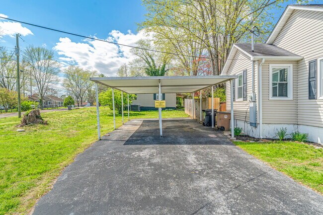 Building Photo - 3701 Vera Dr