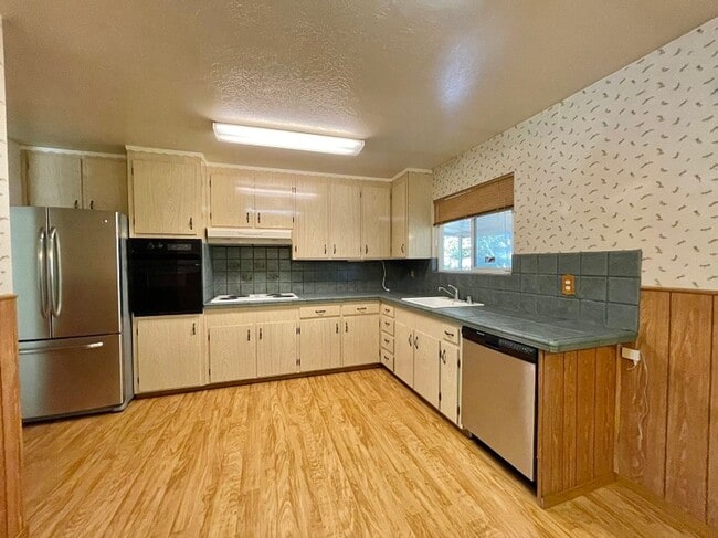 Building Photo - 3063 Linda Vista Ave