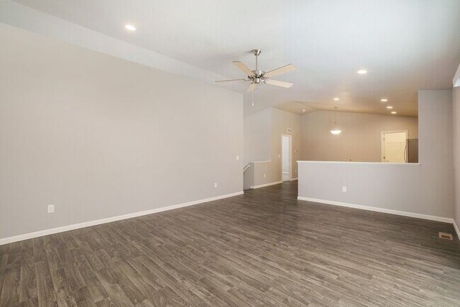Building Photo - 313 N Harris St
