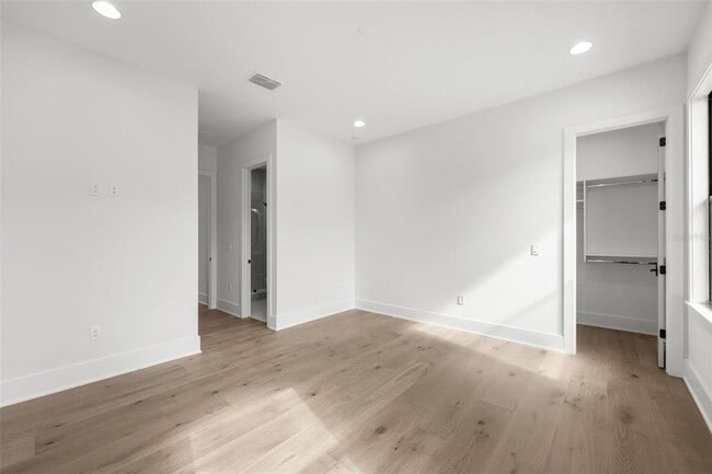 Building Photo - 5024 W Dickens Ave